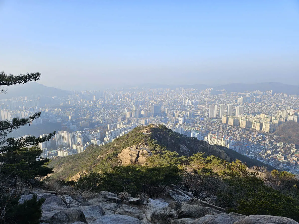 족두리봉을 오르다 뒤돌아본 풍경