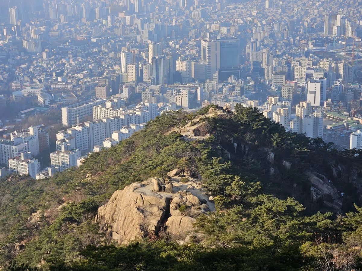 북한산 족두리봉 앞의 봉우리와 불광동