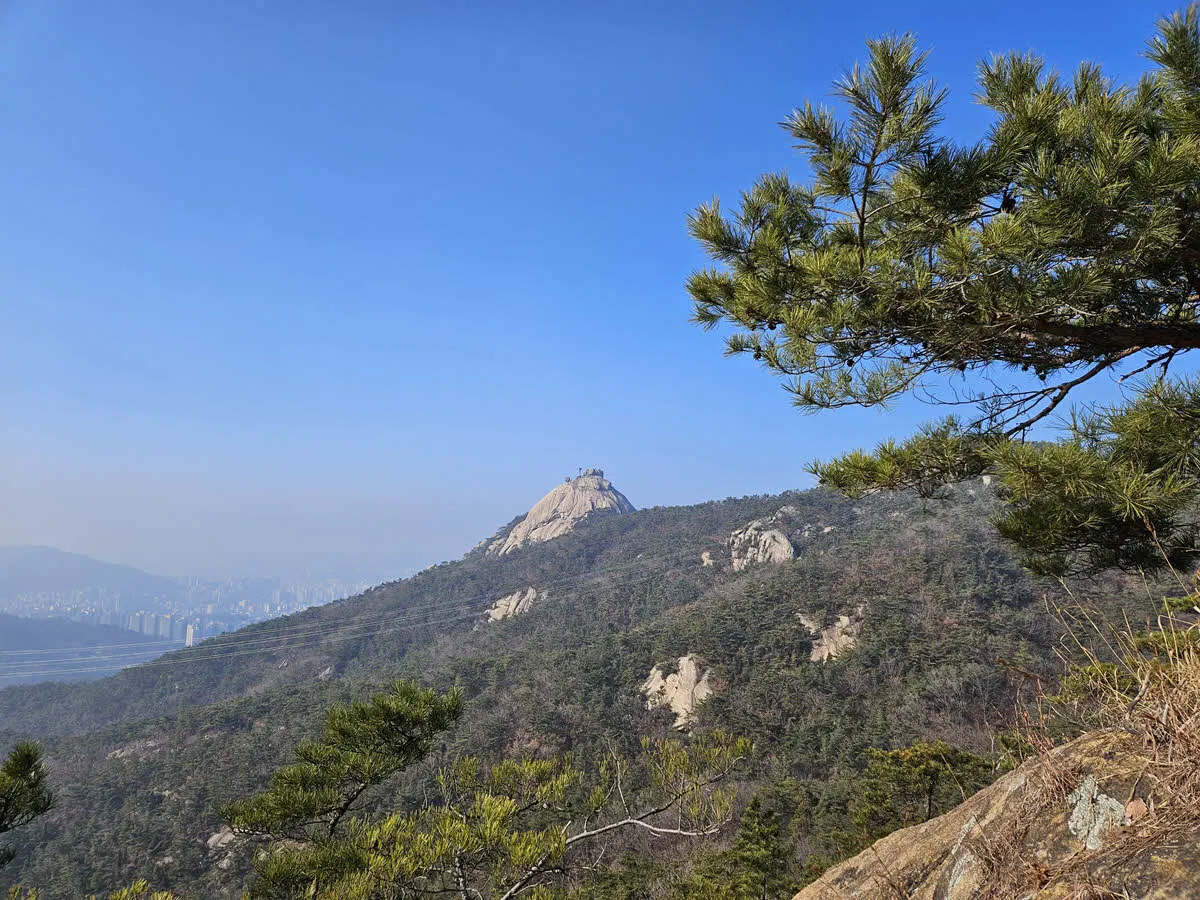 탕춘대성에서 바라본 족두리봉