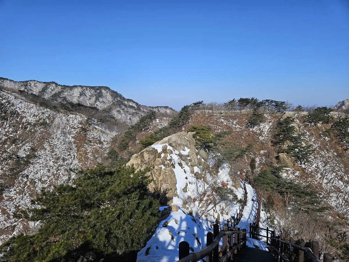 칼바위 능선에서 바라본 북한산 주능선(북한산성 성곽길)