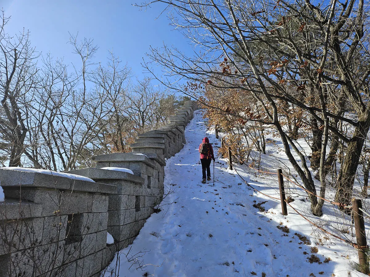 아이젠과 스틱으로 무장하고 고개를 넘는