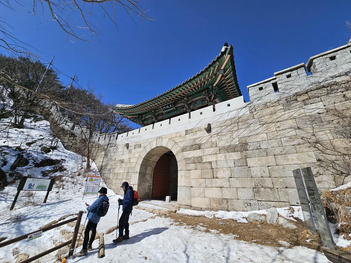 북한산 대성문 남쪽 쉼터