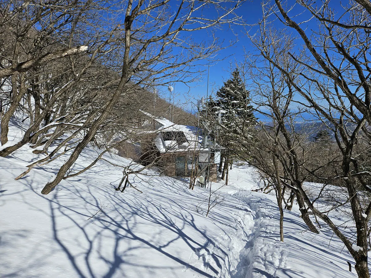 오대산 노인봉 삼거리 아래의 노인봉 대피소 (무인)
