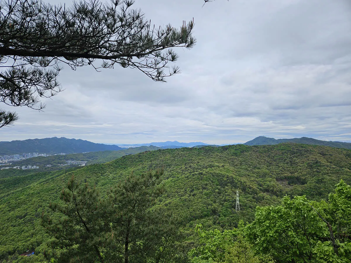 바라산 정상에서 바라본 북쪽 방면(관악산, 청계산, 북한산 그리고 도봉산)