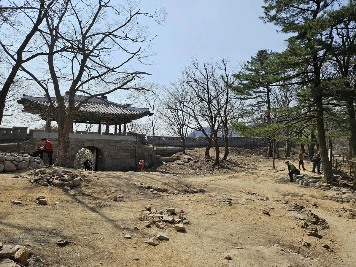 북한산성 대동문의 광장