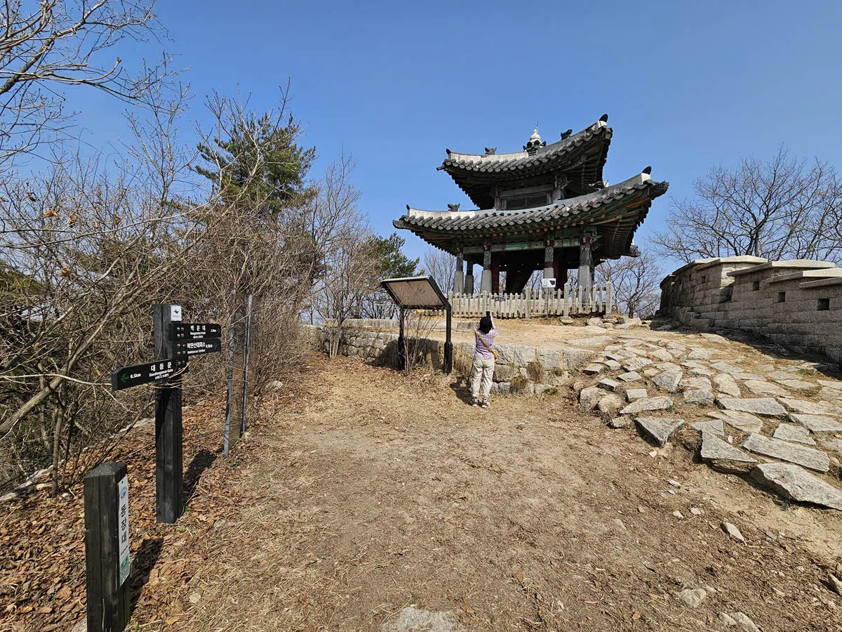 용암문으로 가는 길에 만난 동장대