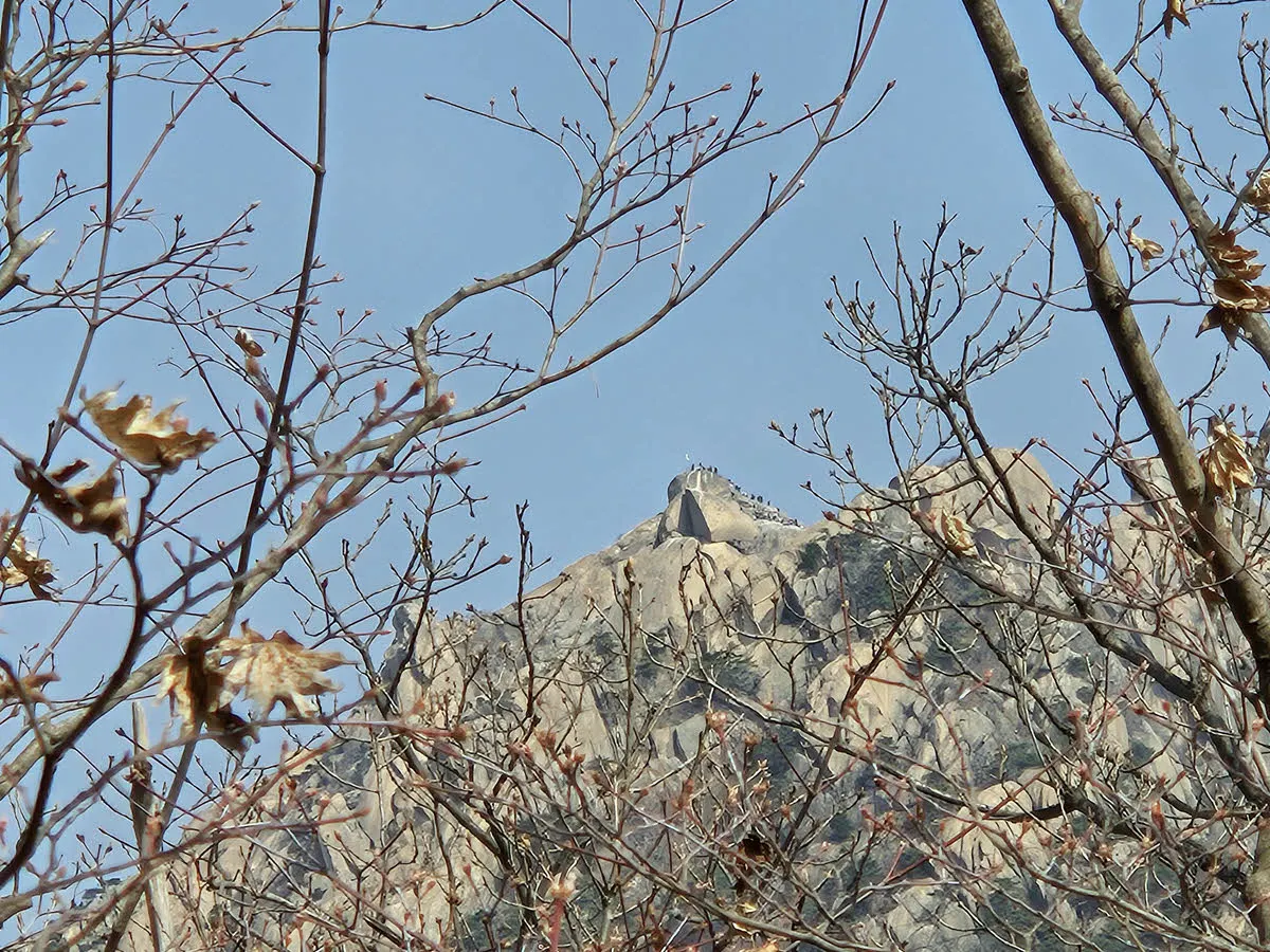 백운대에서 줄서서 인증샷을 찍는 사람들