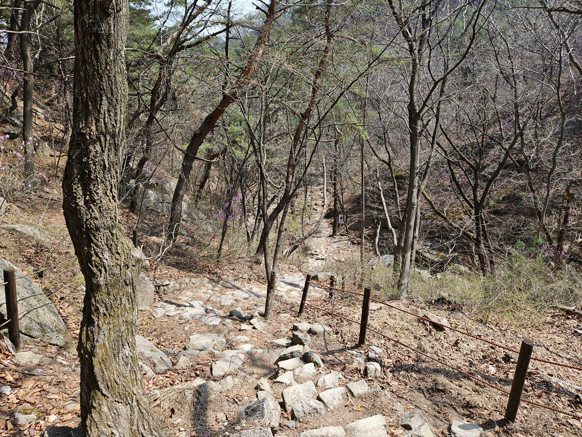 용암문을 거쳐 하산하는 길