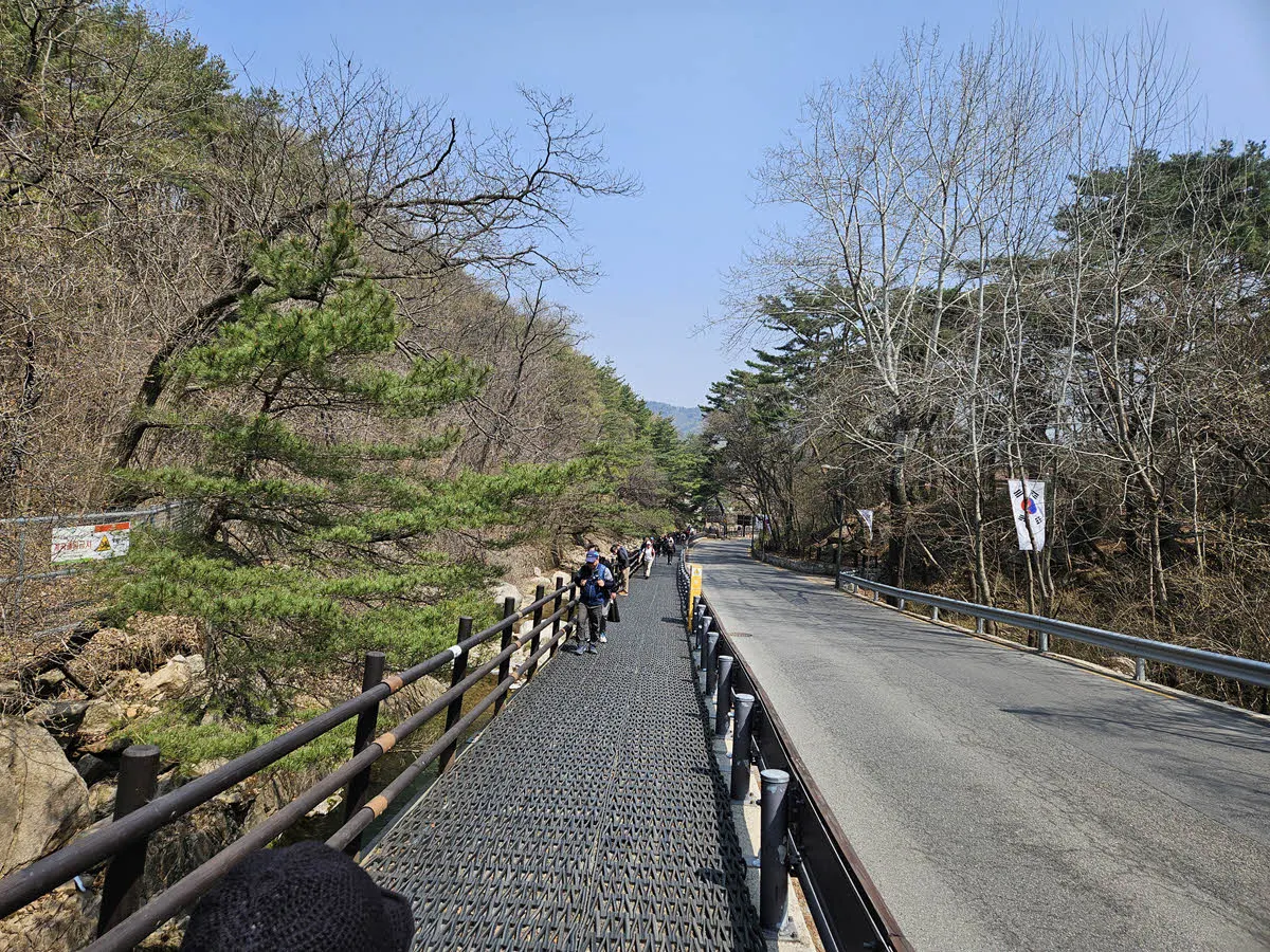 북한산 백운대 탐방지원센터까지 이어지는 포장도로