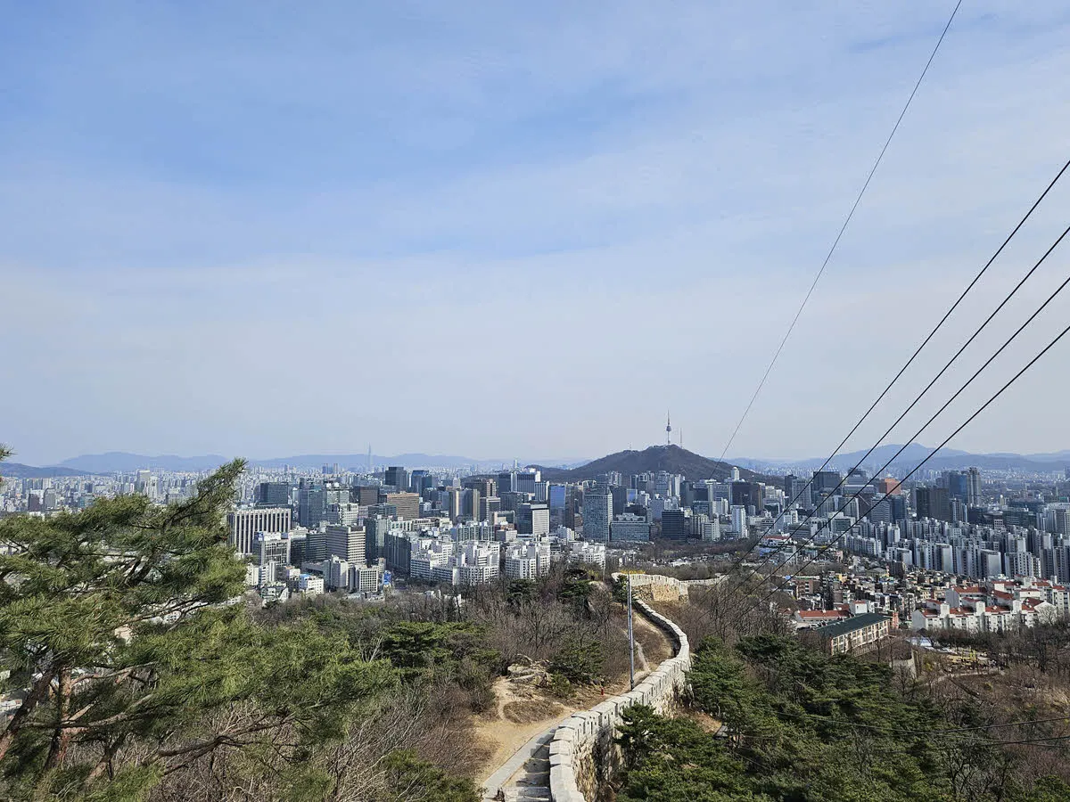 인왕산을 오르며 바라본 남산방면