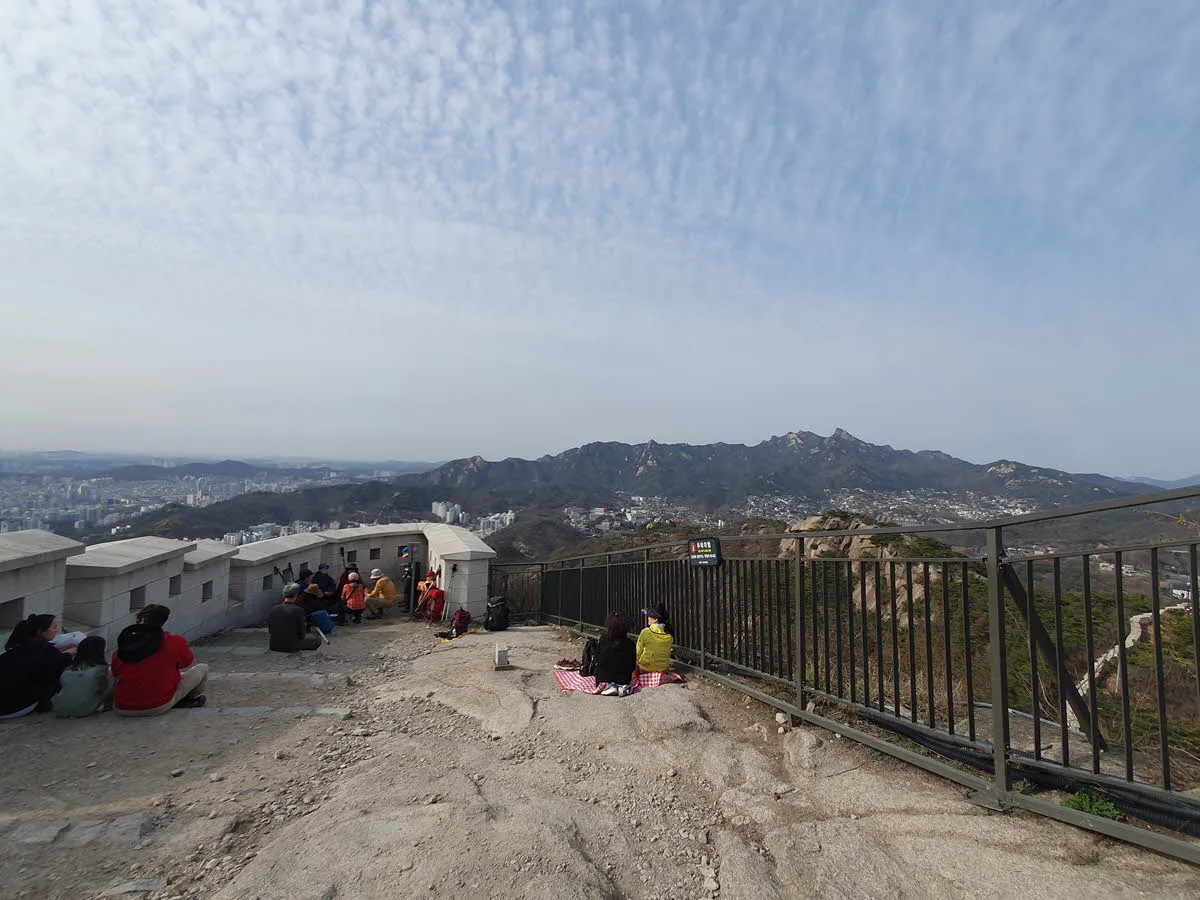 인왕산 정상의 쉼터