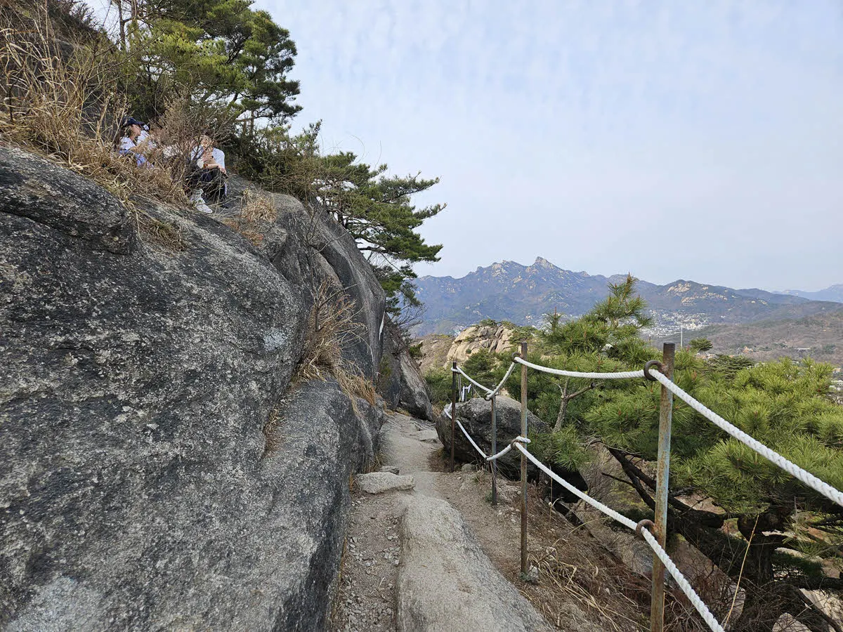인왕산 정상에서 기차바위 가는 길