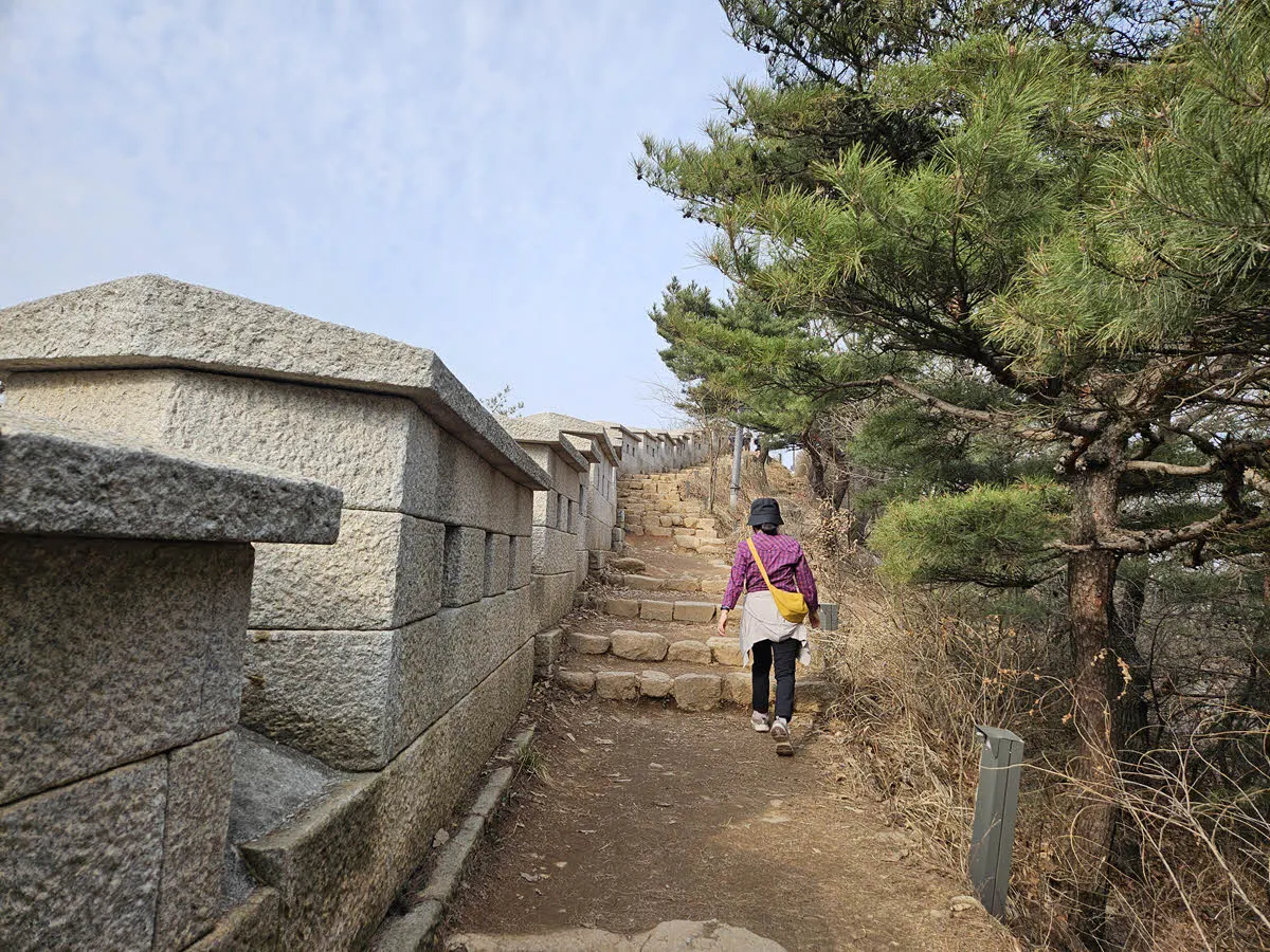 인왕산 정상에서 기차바위로 가는 길