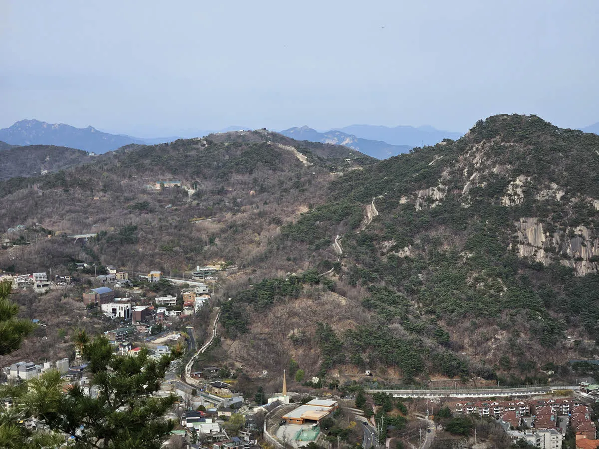 기차바위에서 바라본 북악산으로 이어지는 한양도성 성곽길