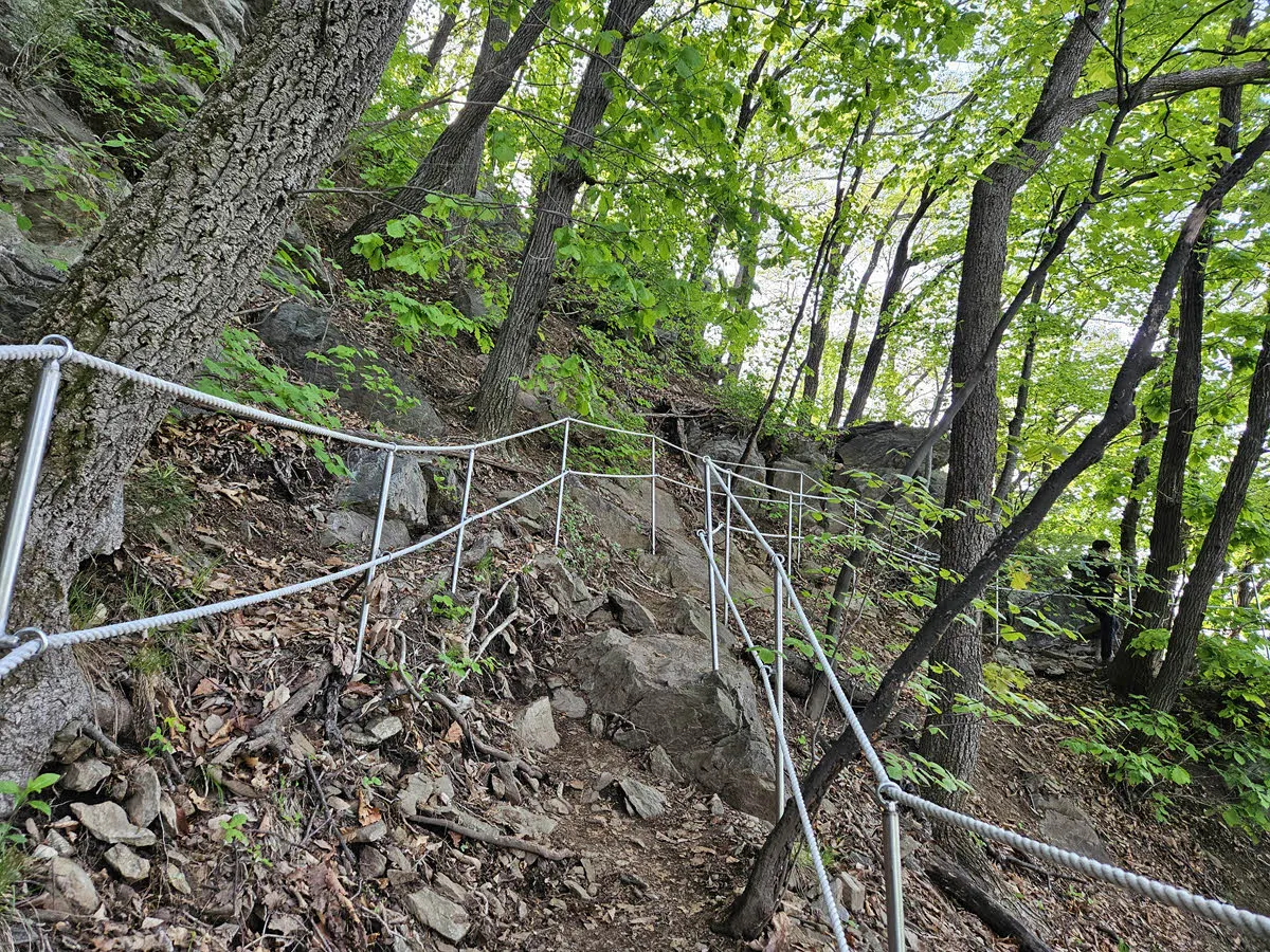 서리산의 꽤 험한 등산로
