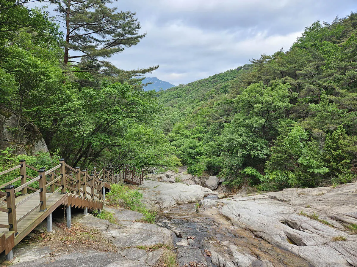 석림사 계곡의 암반 구간