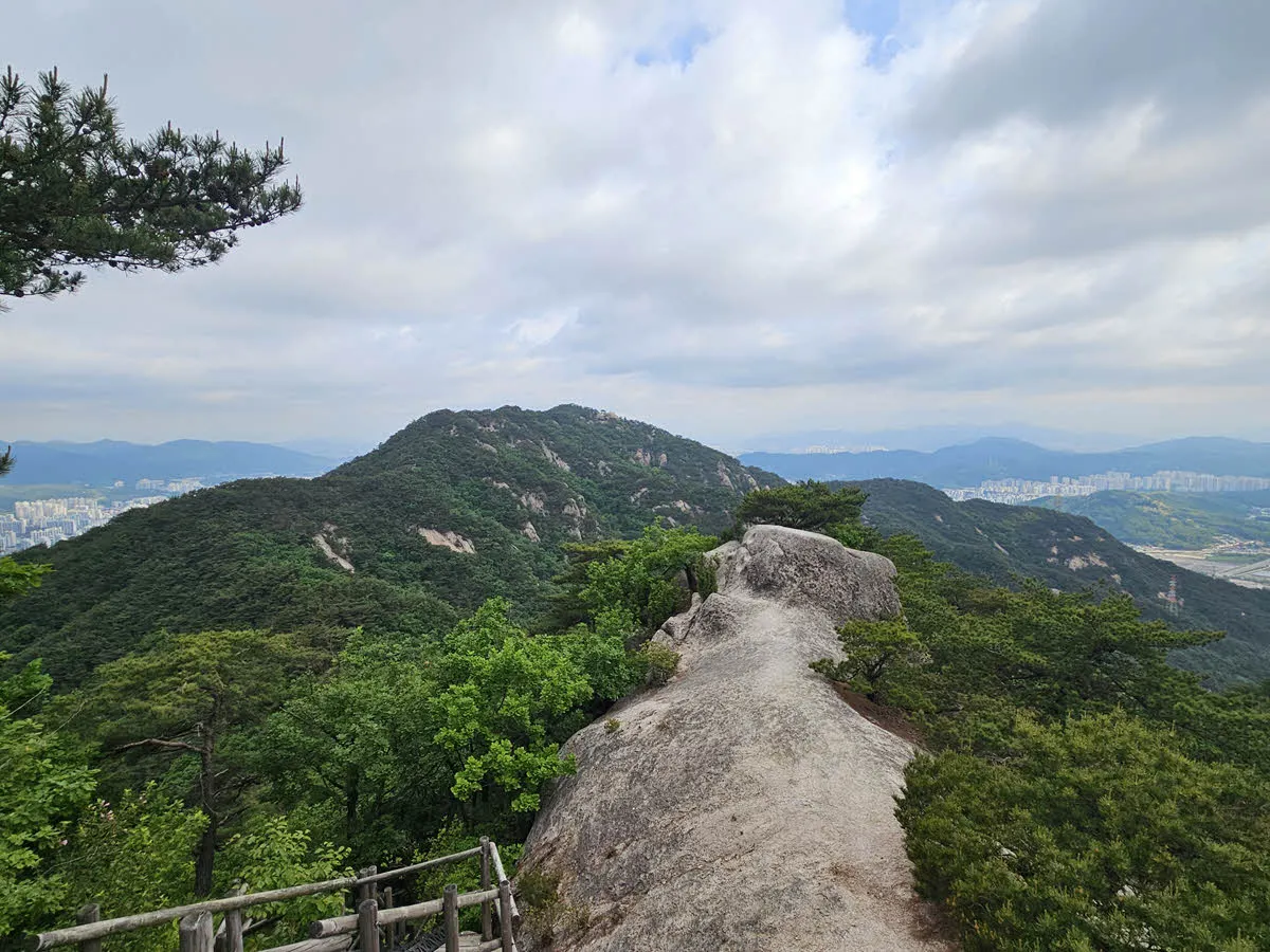 기차바위 전 암릉에서 바라본 도정봉 방면