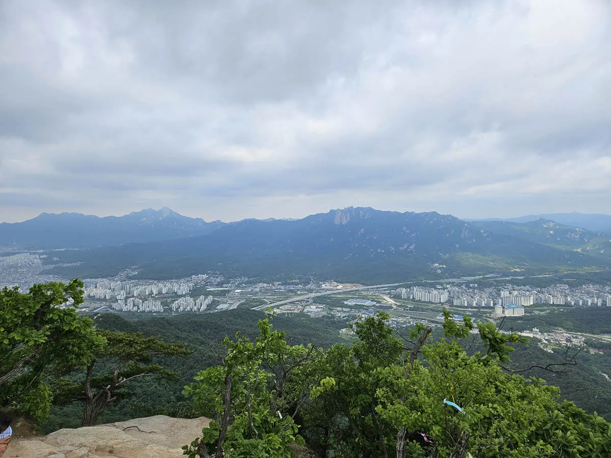 수락산 정상에서 바라본 도봉산(우)과 북한산(좌)