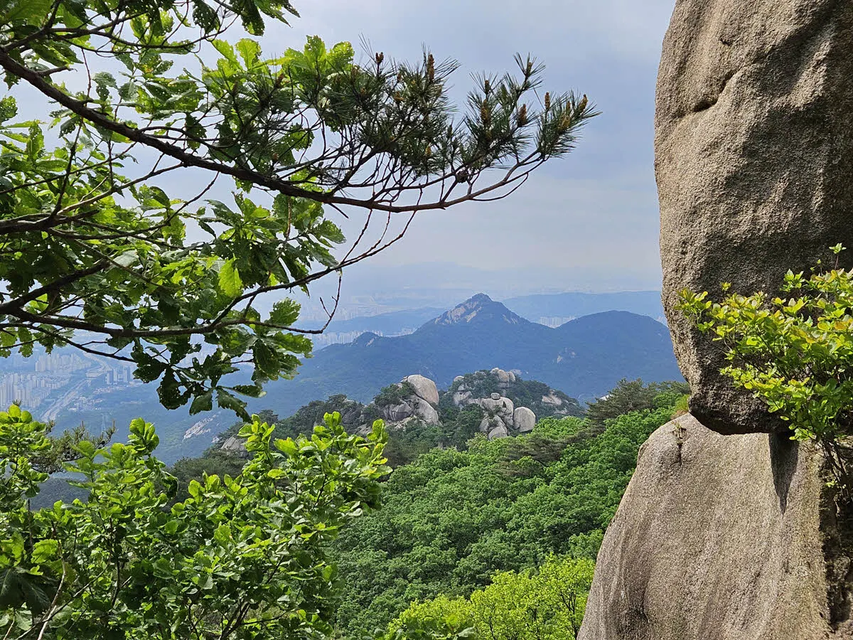 수락산 정상에서 바라본 도솔봉 방면