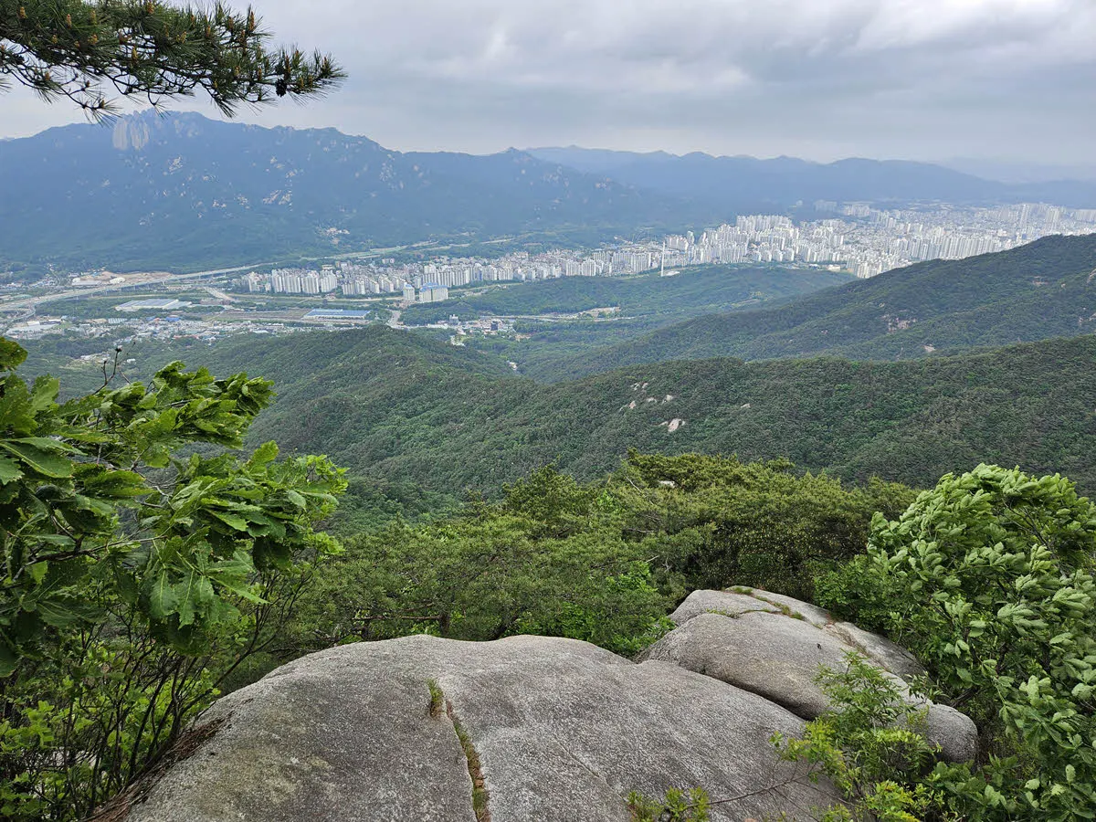 장암역, 석림사 방면 하산길에서 바라본 풍경