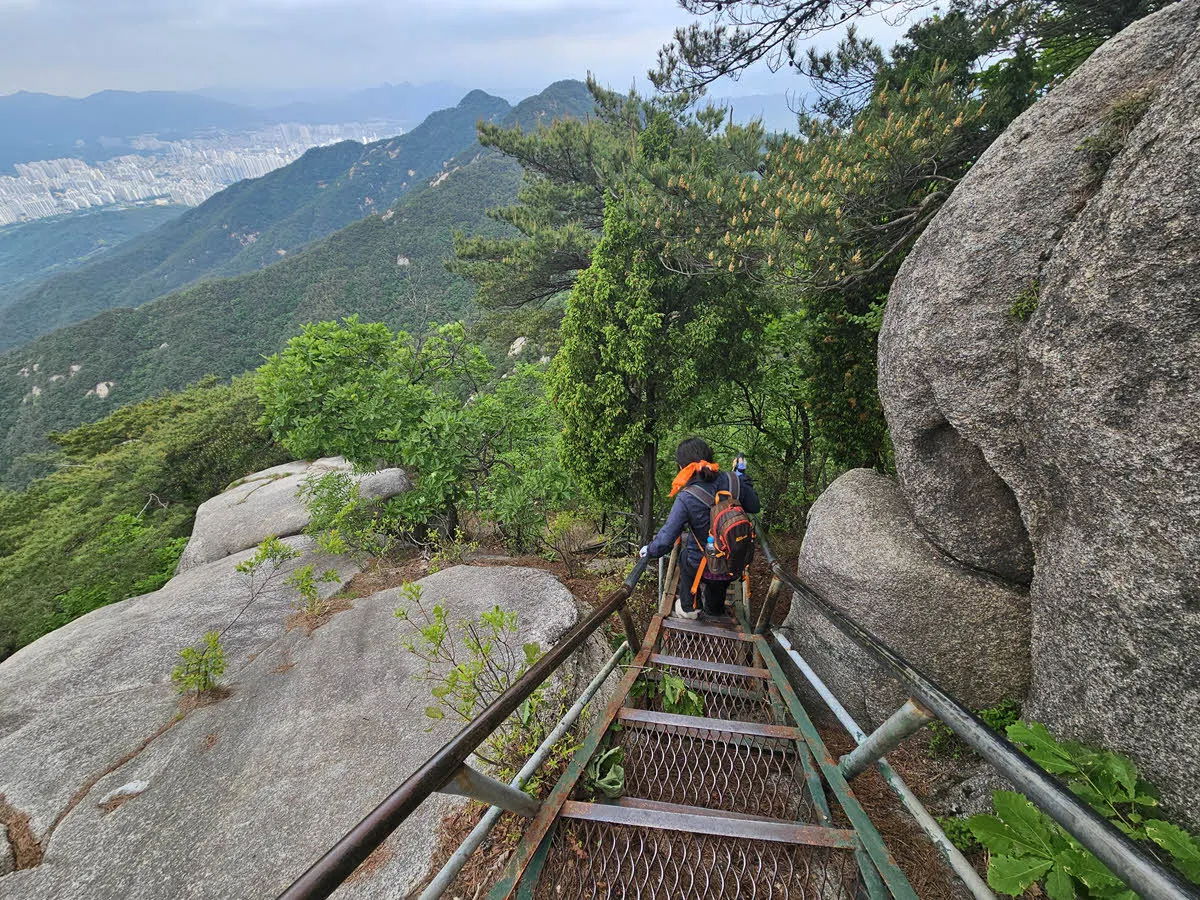 수락산 1-2 코스의 급경사 철계단 구간