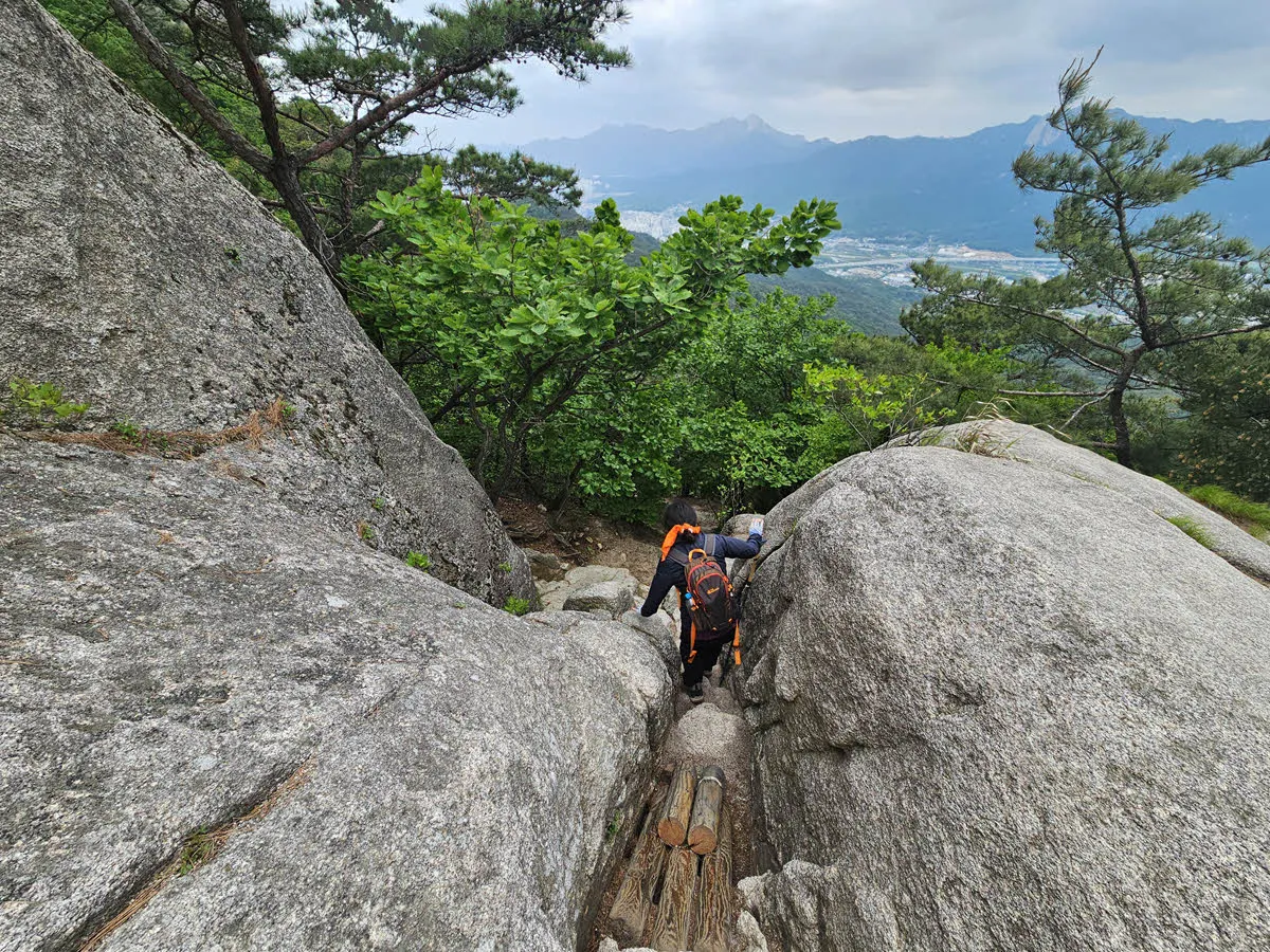 수락산 1-2 코스의 급경사 암벽구간