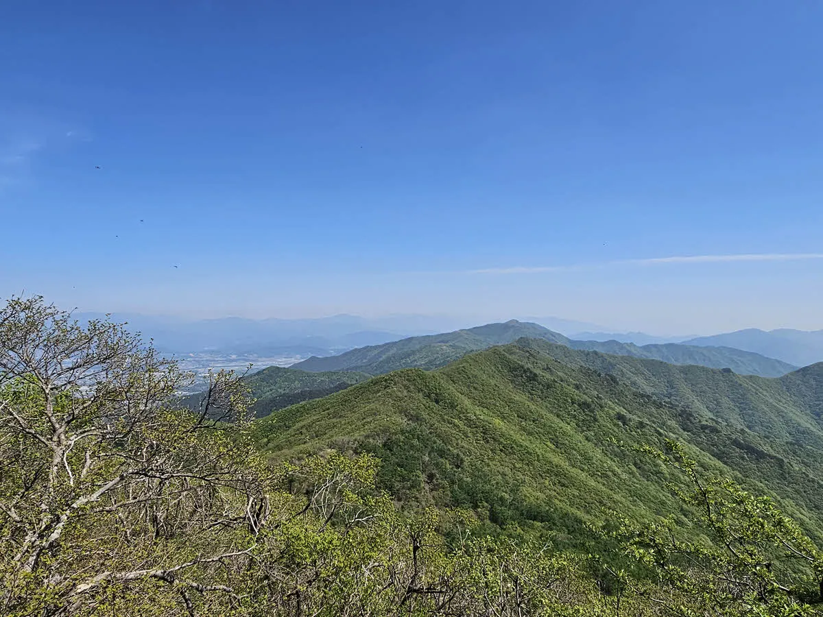 세걸산에서 보이는 서북능선과 바래봉