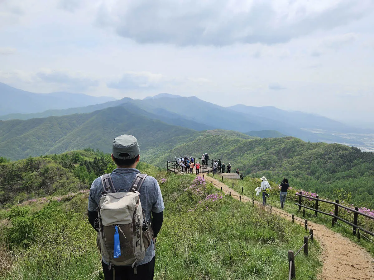 바래봉에서 바라본 정령치 방면