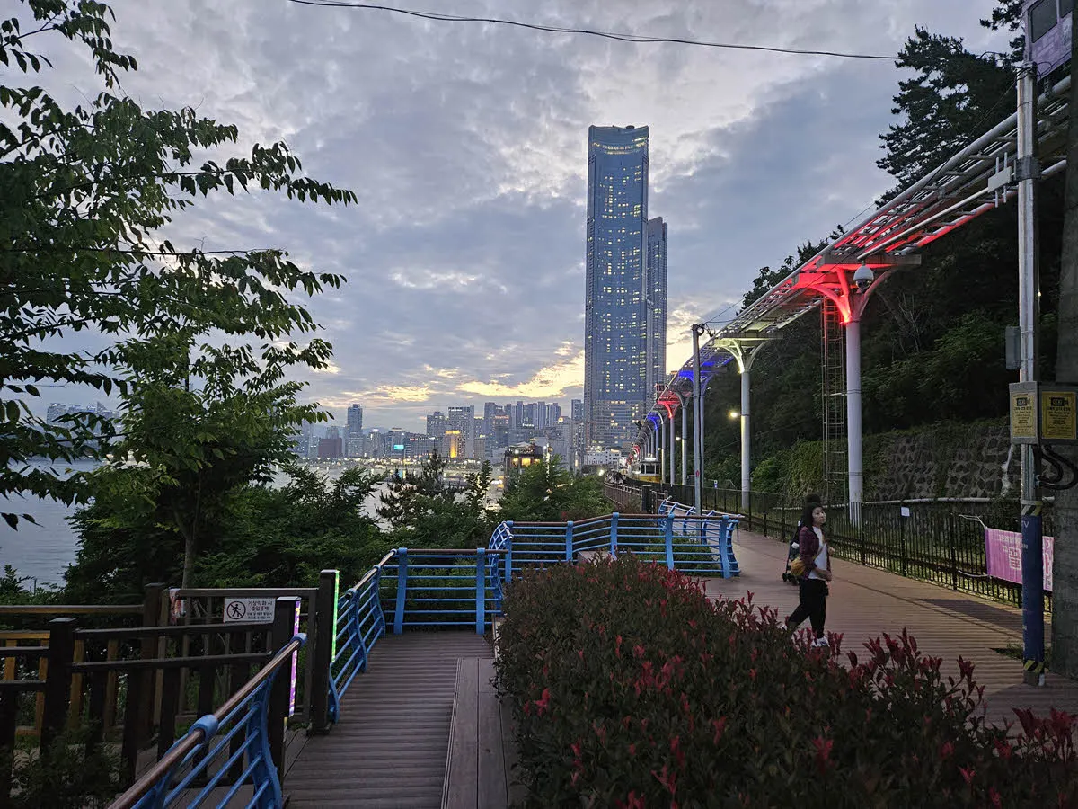 해운대 해변열차 청사포정거장에서 해운대 미포정거장 방면 풍경