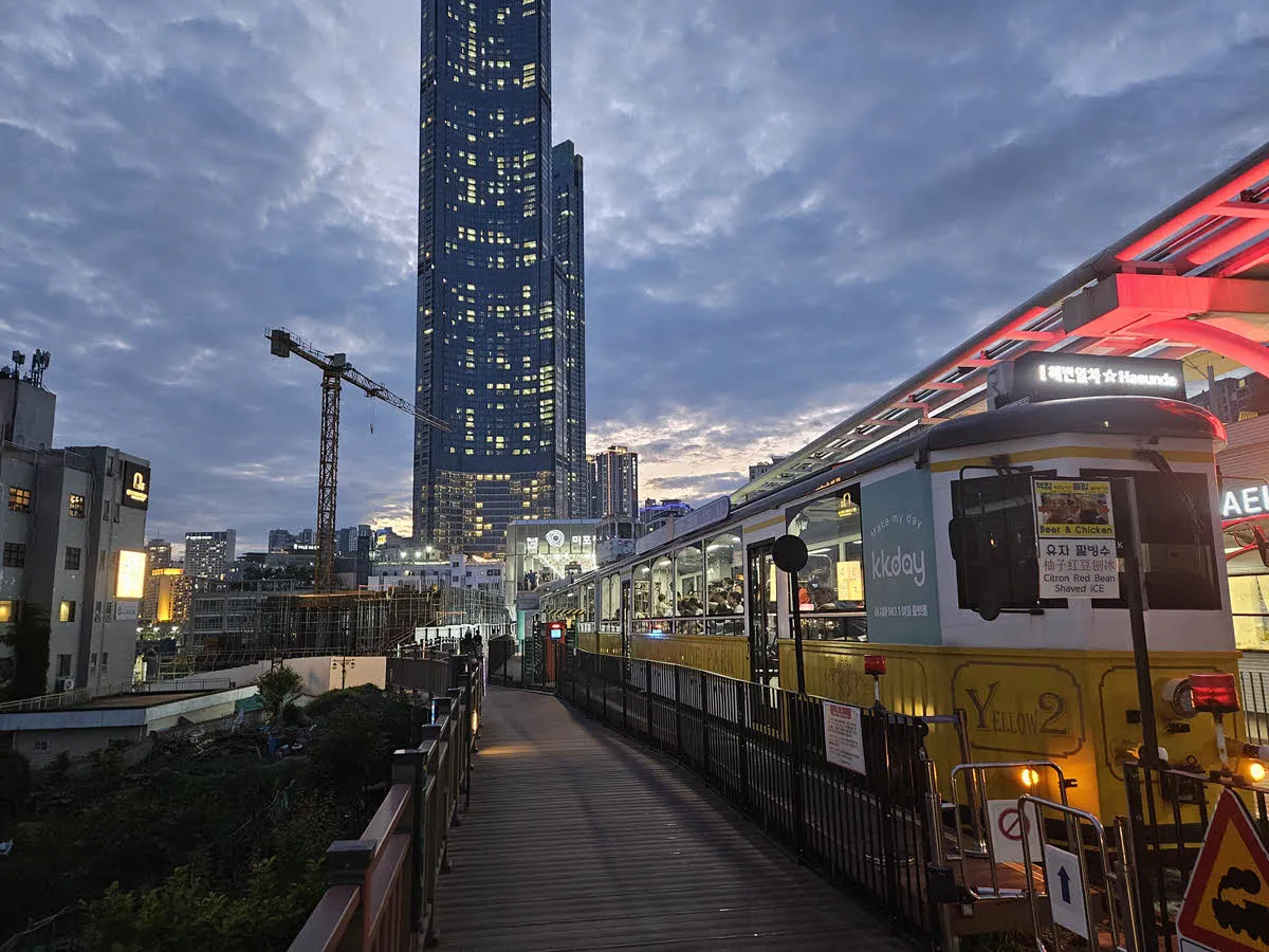 미포정거장에서 주말의 마지막 운행을 기다리는 해변열차