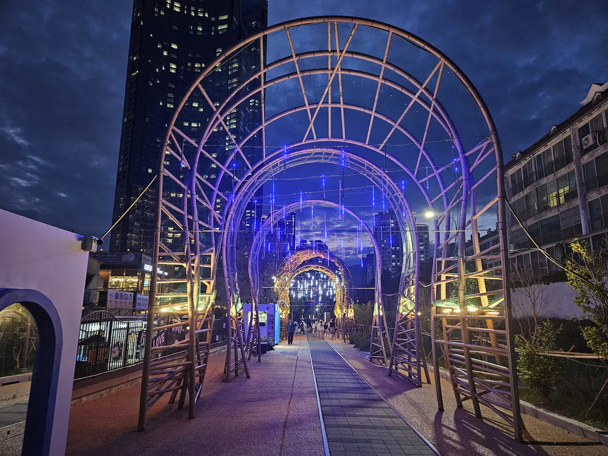 블루라인파크 미포정거장에서 바라본 해운대방면 출구 전경