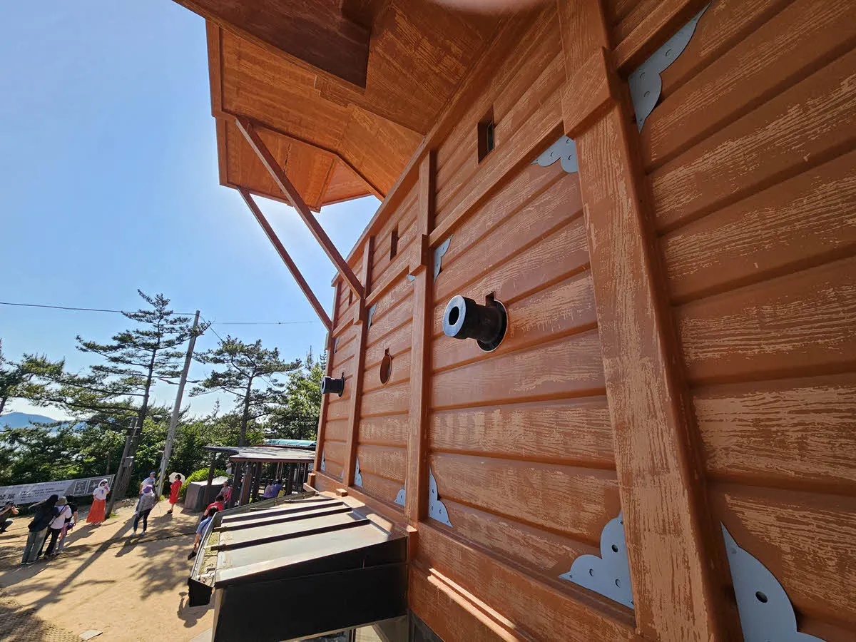 고하도 전망대 외벽의 화포 조형물