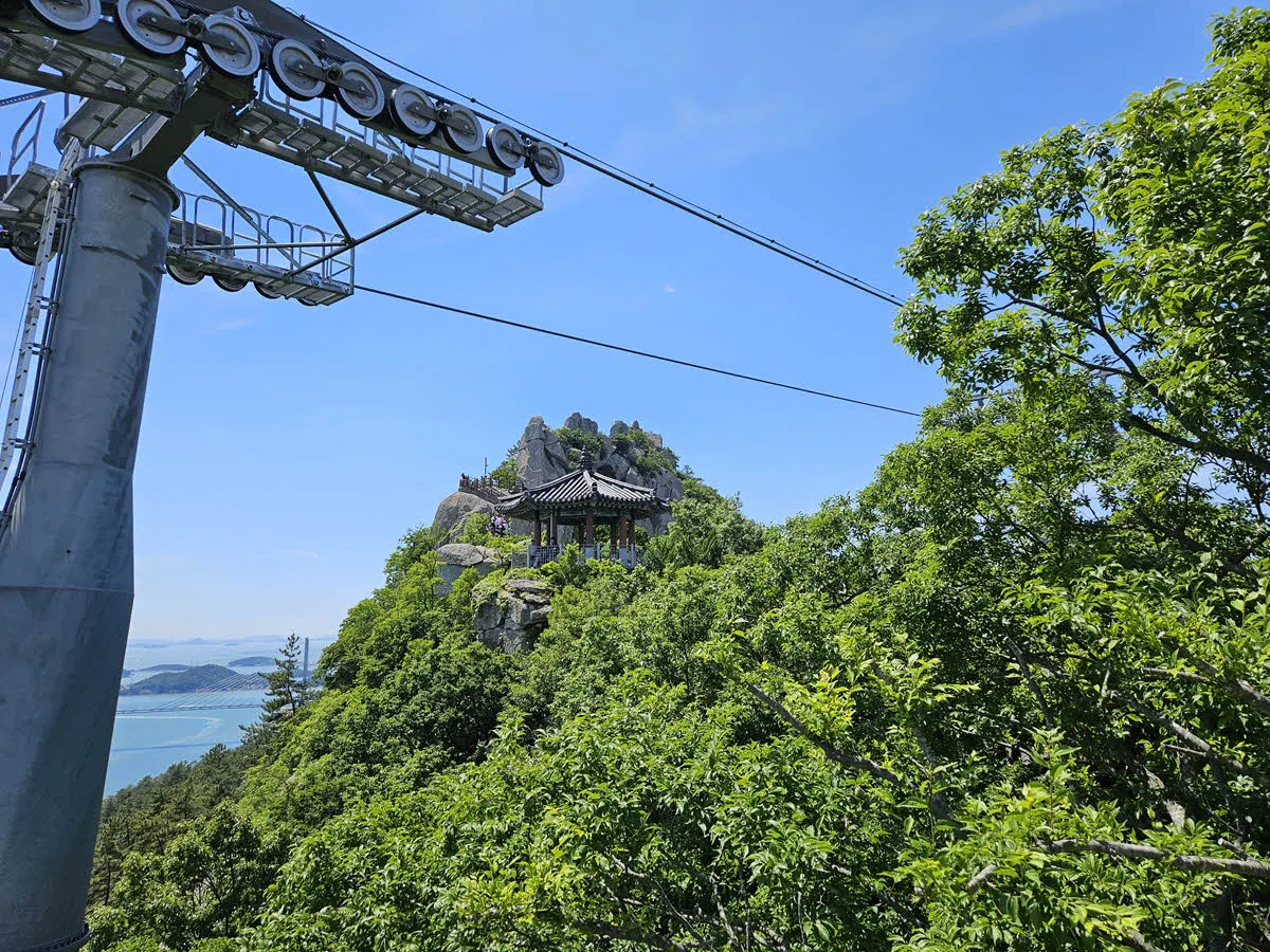 유달산 마당바위와 팔각정