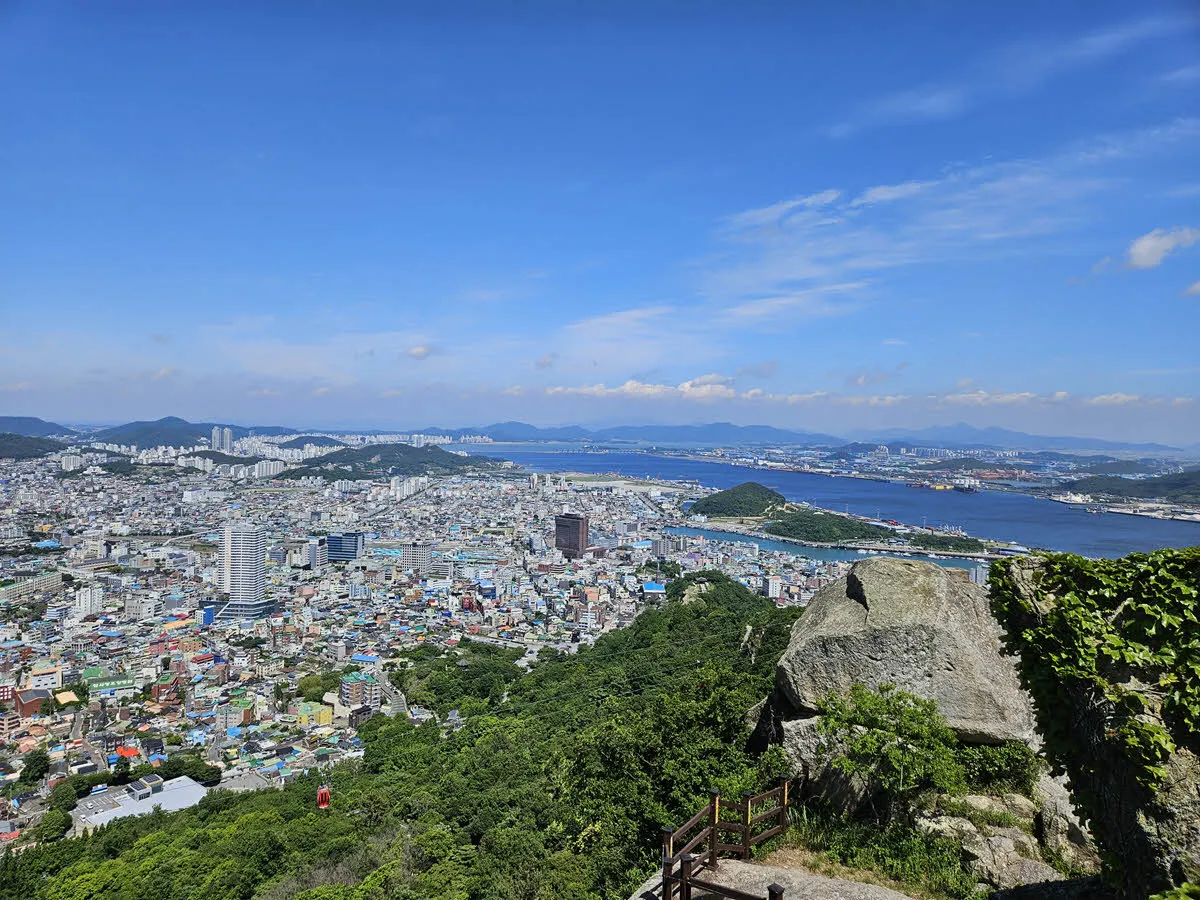 유달산 정상에서 바라본 마당바위 방면