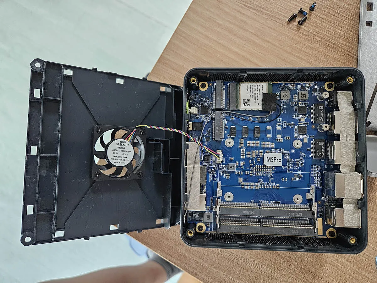 속살을 드러낸 GMKtec M5 pro