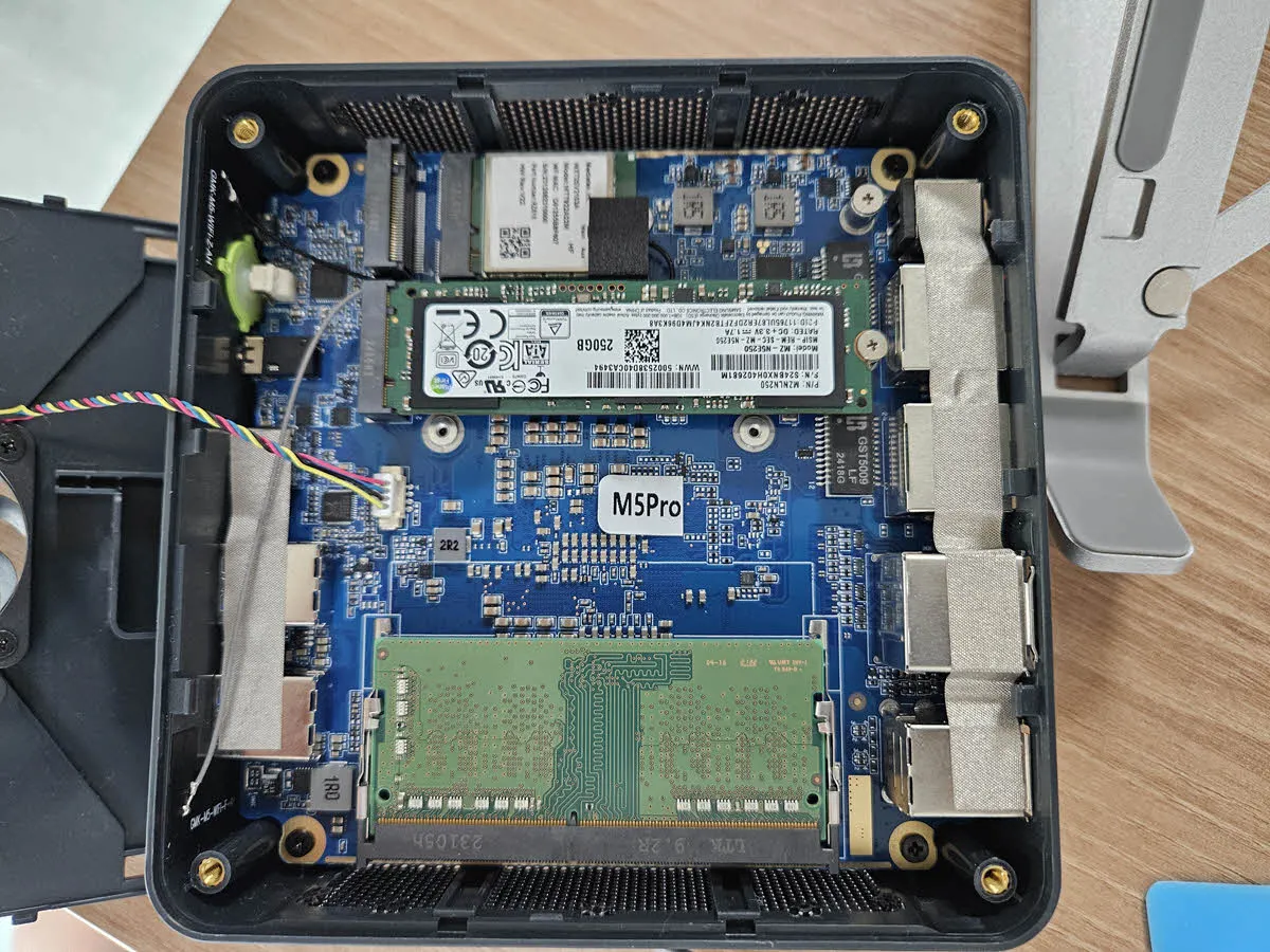 GMKtec M5 pro에 램과 SSD를 장착한 모습