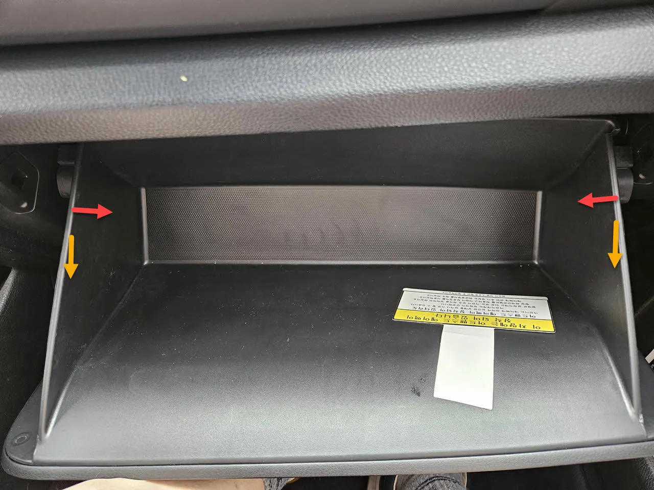 더 뉴 셀토스 글로브박스 탈거하기 - 2단계