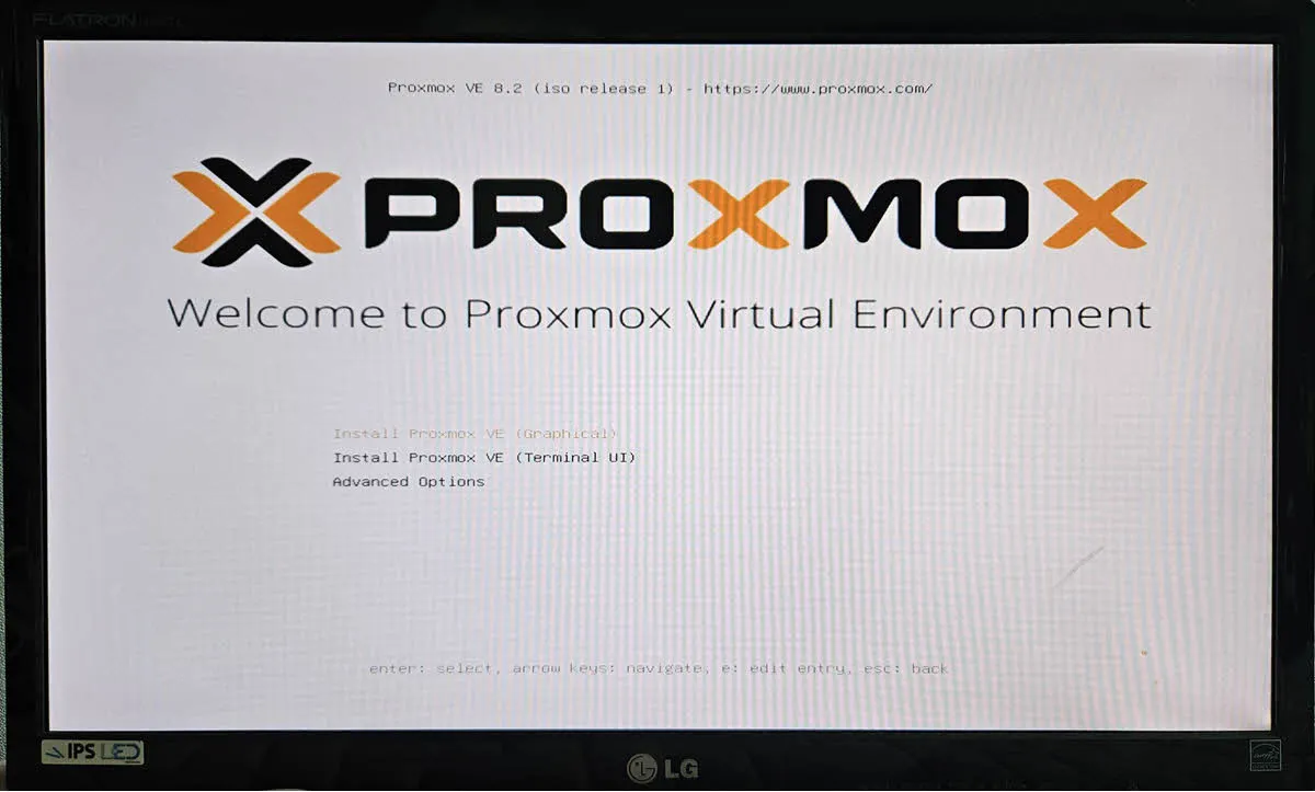 Proxmox 설치 화면