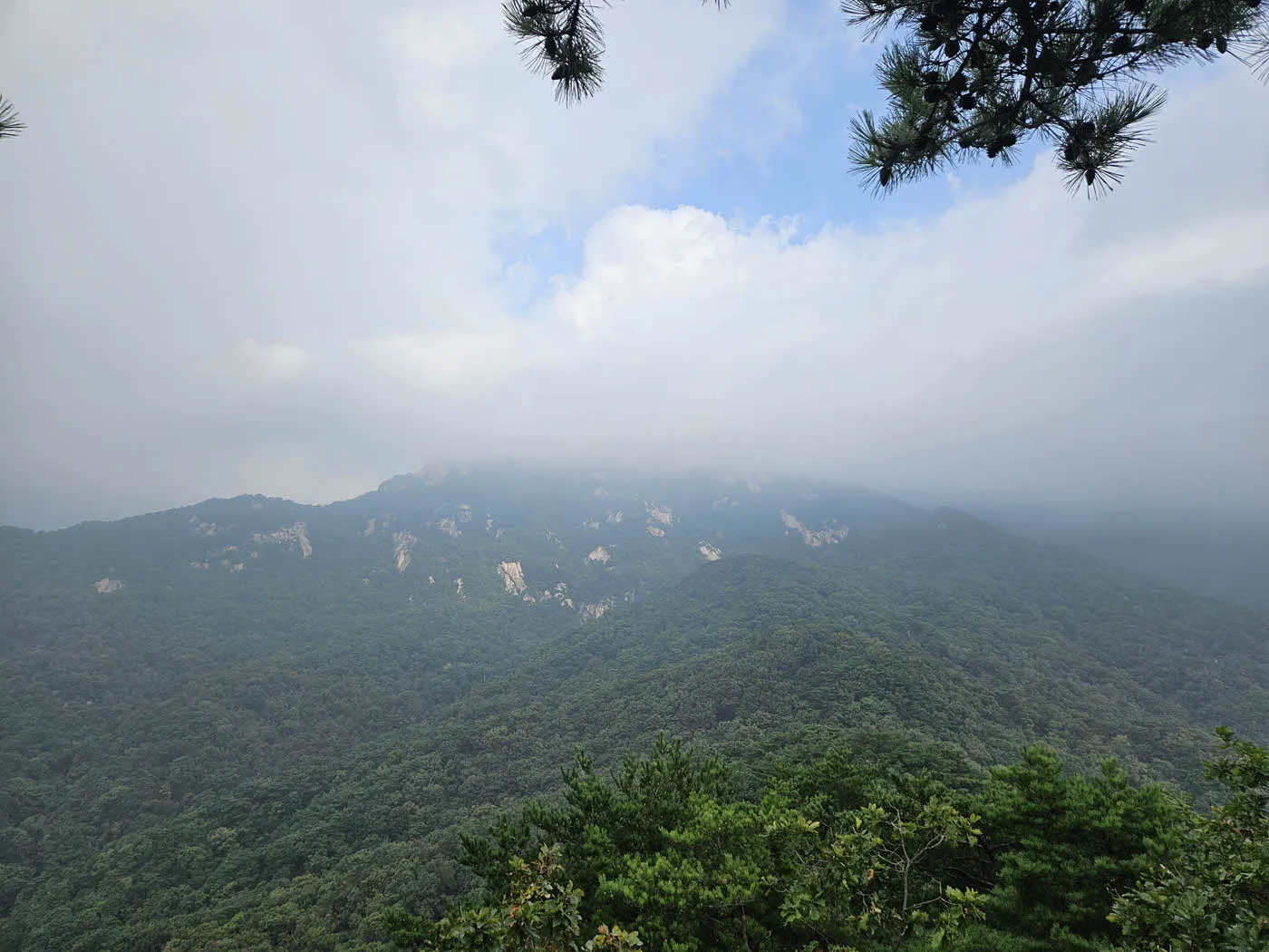 북한산 형제봉에서 바라본 보현봉과 문수봉 방면