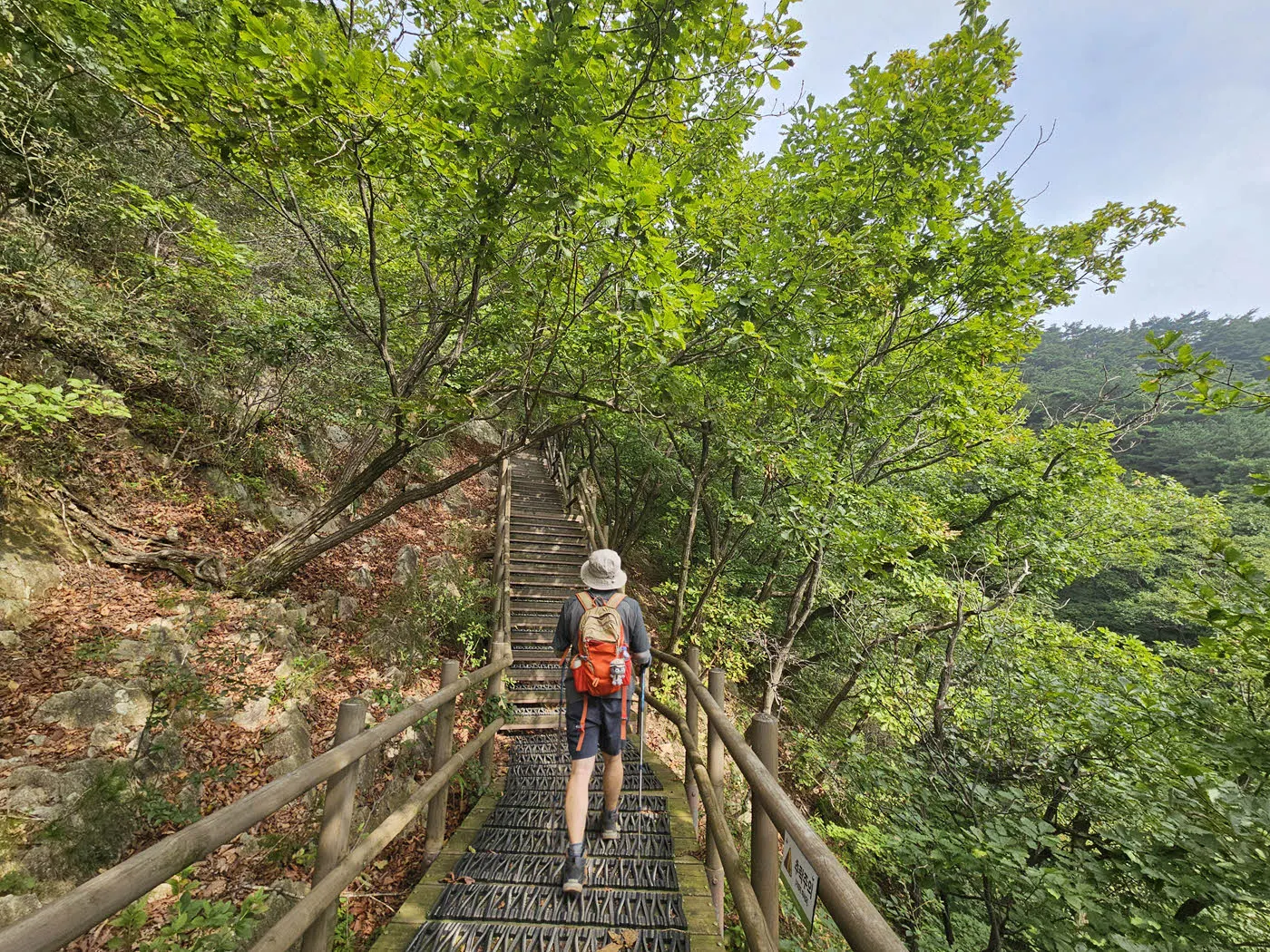 일선사와 보현봉을 끼고 돌아 대성문으로 향하는 등산로