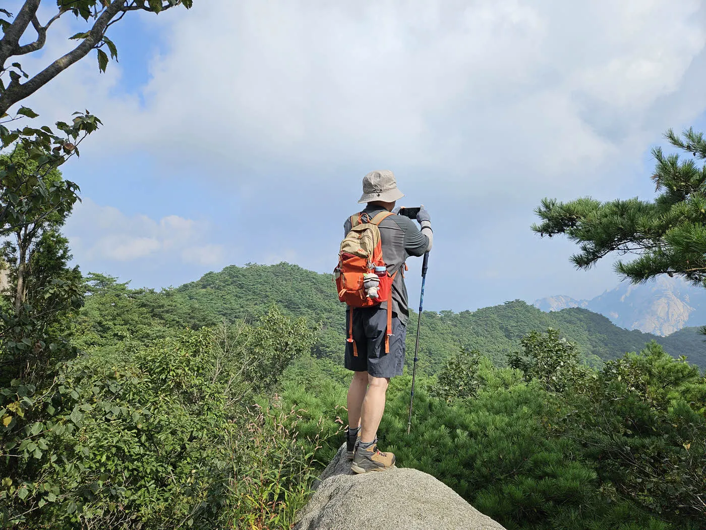 문수봉에서 백운대 방면 풍경을 찍고 있는 필자