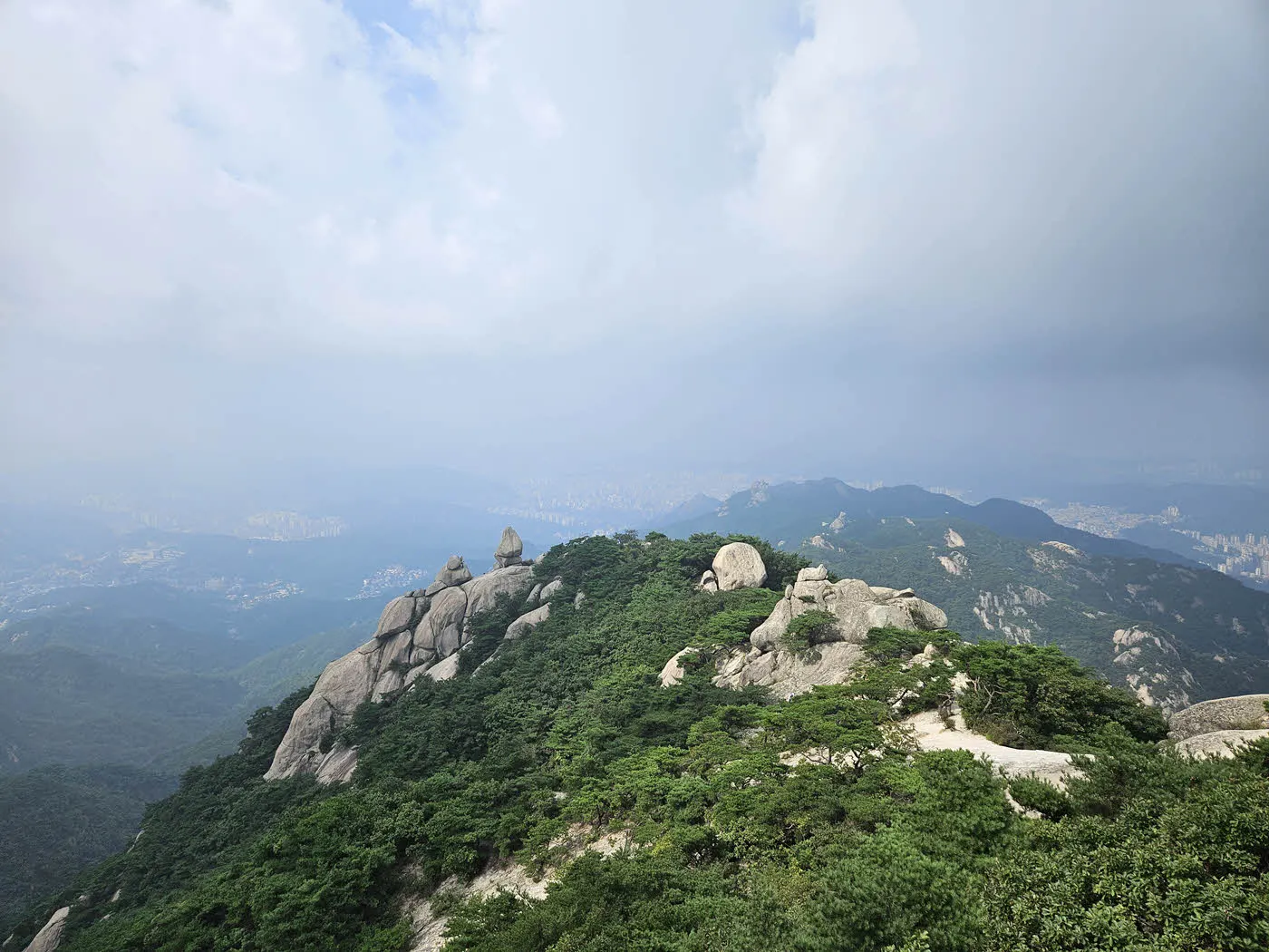 문수봉에서 바라본 사모바위, 비봉방면의 풍경