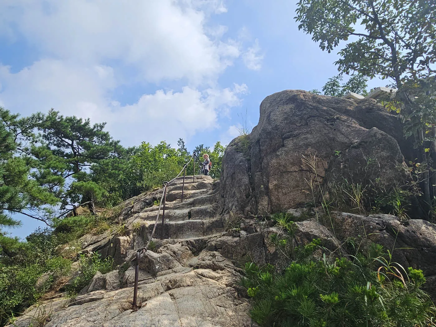 대성문을 지나 보국문으로 가는 길
