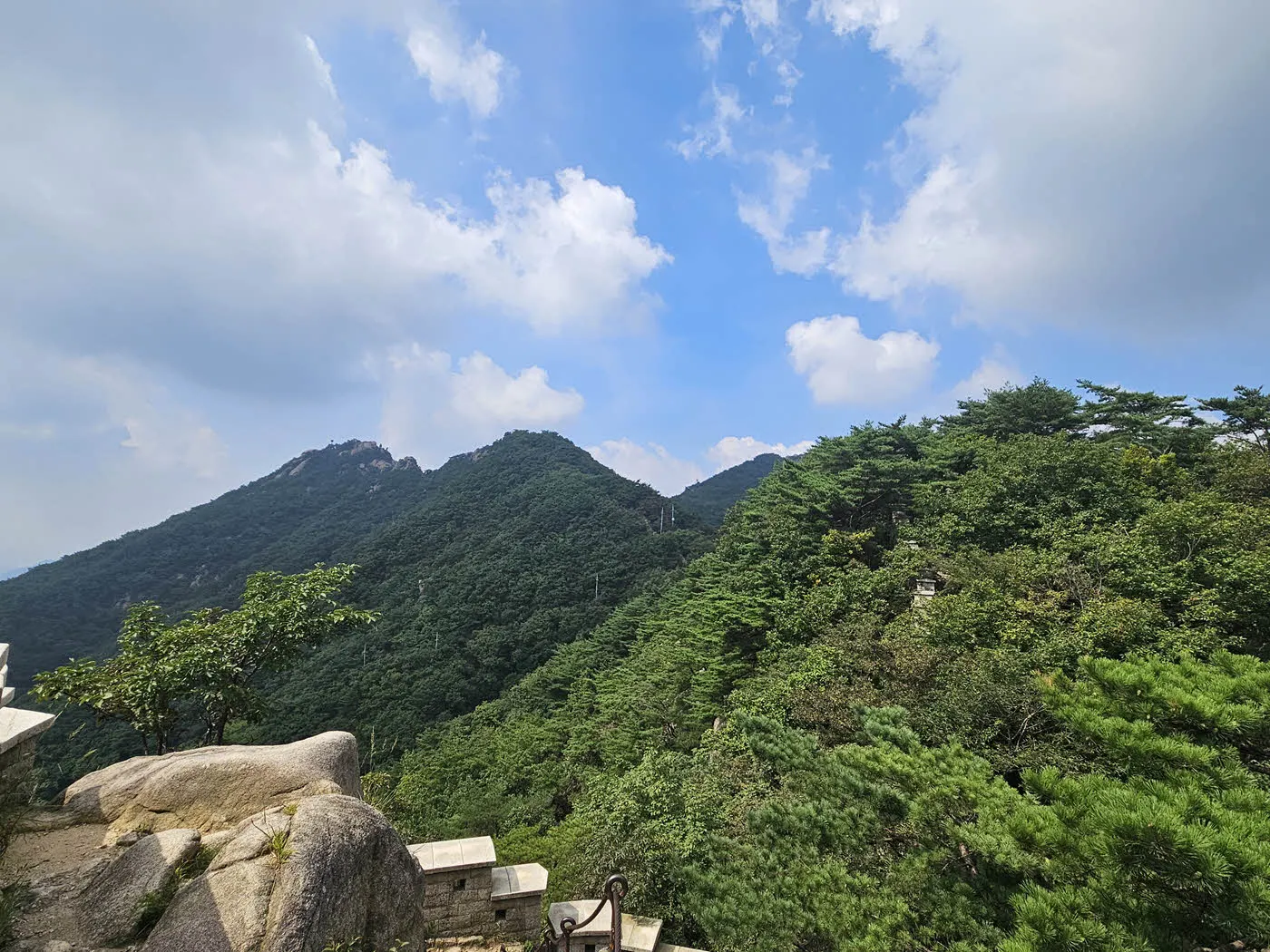 대성문과 보국문 사이의 암릉에서 바라본 문수봉 방면