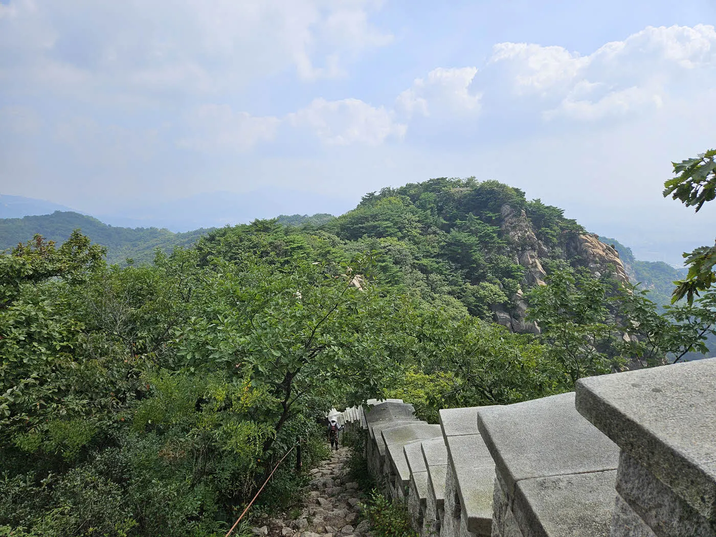 대성문과 보국문 사이 암릉에서 바라본 보국문 방면