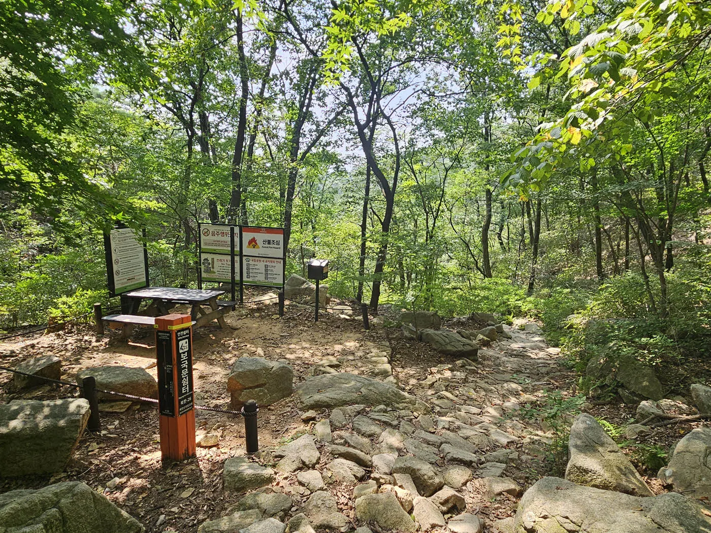 보국문에서 정릉탐방지원센터로 하산하는 길의 쉼터
