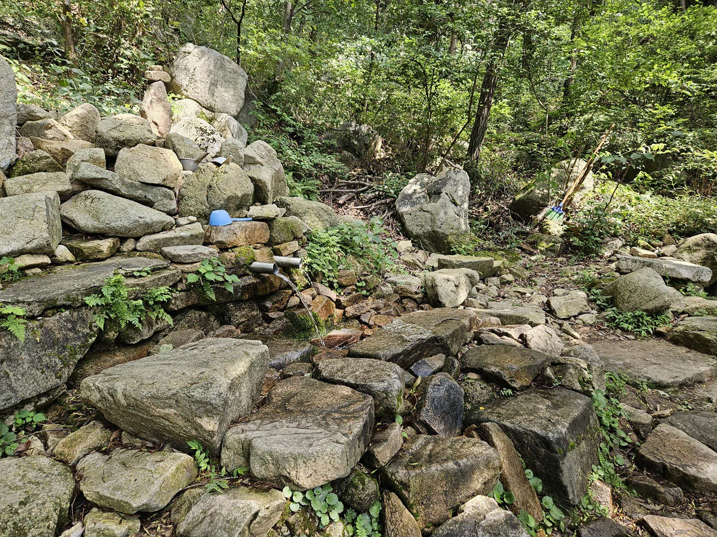 보국문과 정릉탐방지원센터 구간에 있는 샘터