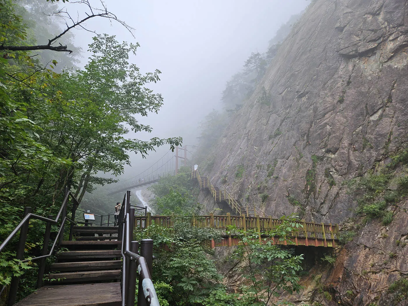 육담폭포 구간의 절경