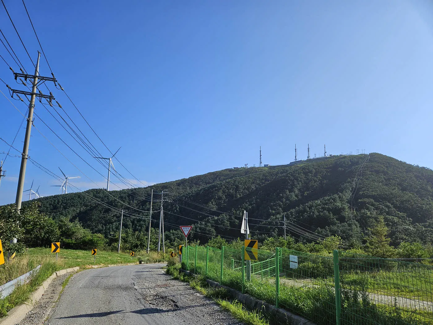 태기산 정상부가 보이는데 힘들게 올라온 고도를 반납하는 위기가 닥친다