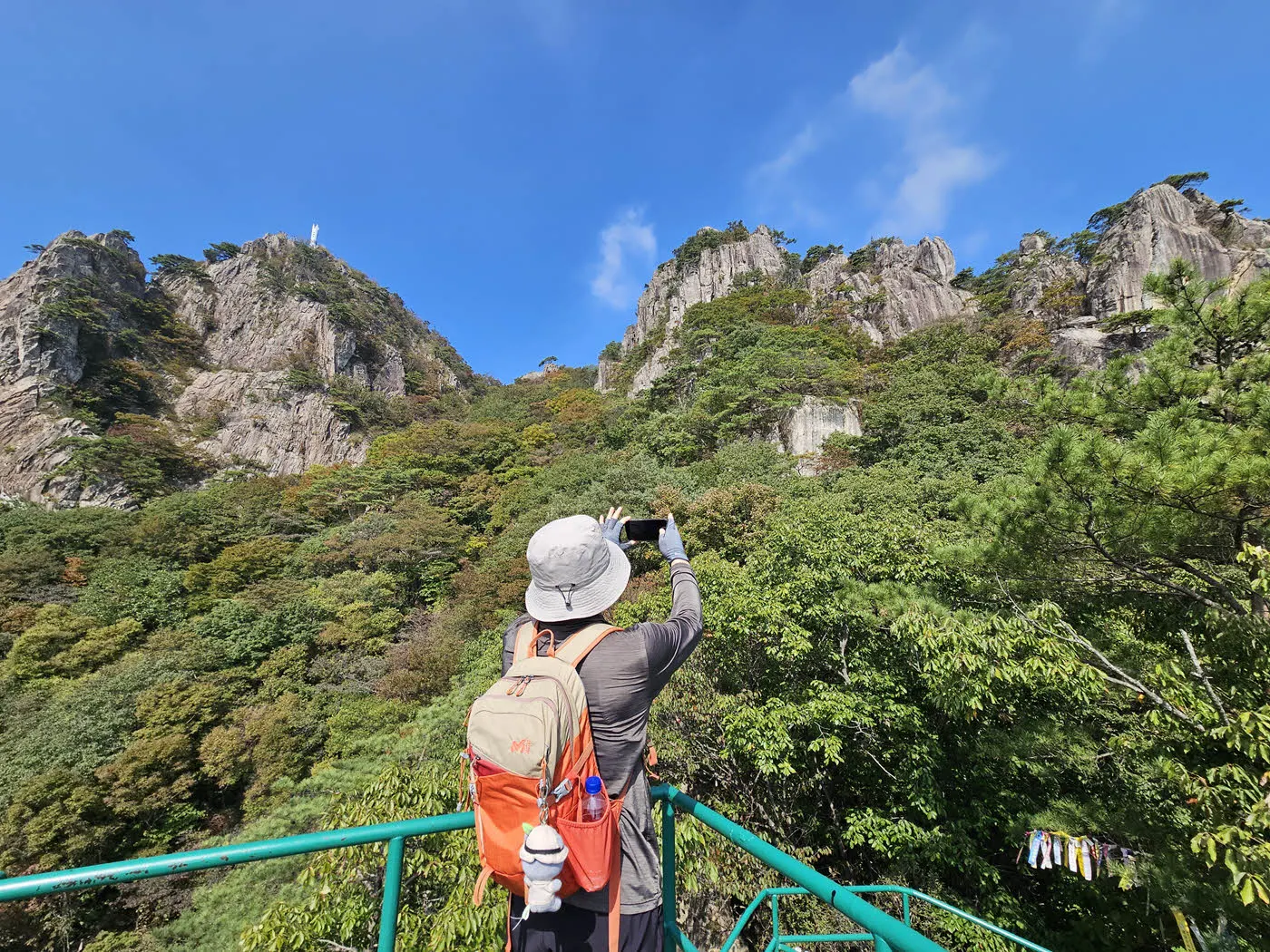 삼선계단 상부 기암 정상에서 바라본 대둔산 정상부
